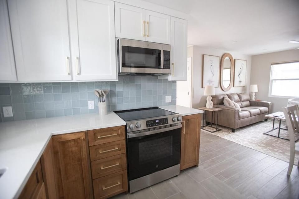 Luxury Condo, Balcony, Beach View | Private kitchen