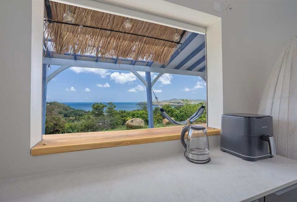 Vue mer depuis la cuisine et le passe-plat
