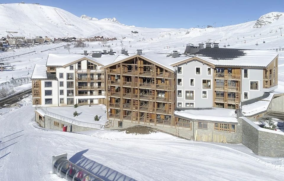 Ski-in, ski-out and set in the Bergers district of Alpe d'Huez, with a pool and sauna to come back to after a day on the mountain
