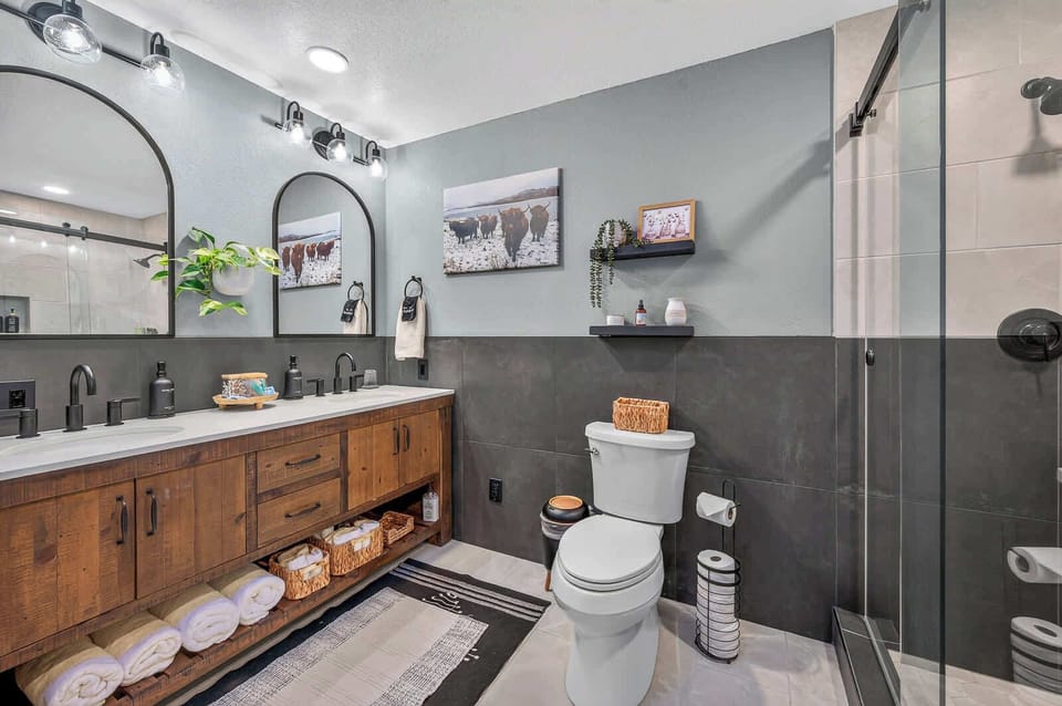 Full Bathroom | 1st Floor