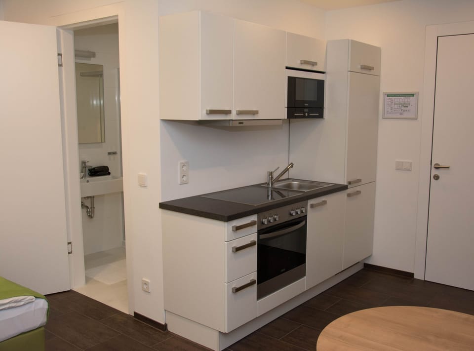 Studio, Kitchen | Private kitchen | Coffee/tea maker, electric kettle