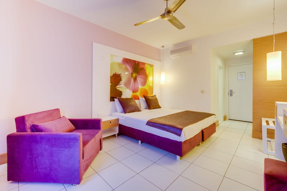 Standard Room | Cribs (free), bed sheets