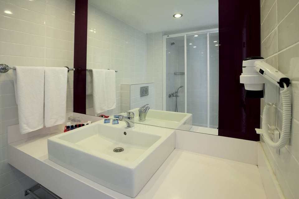 Standard Room | Bathroom | Shower, hair dryer, towels, soap