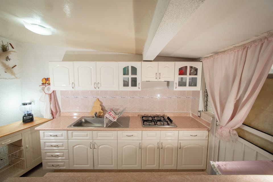 Deluxe House, Garden View | Private kitchen