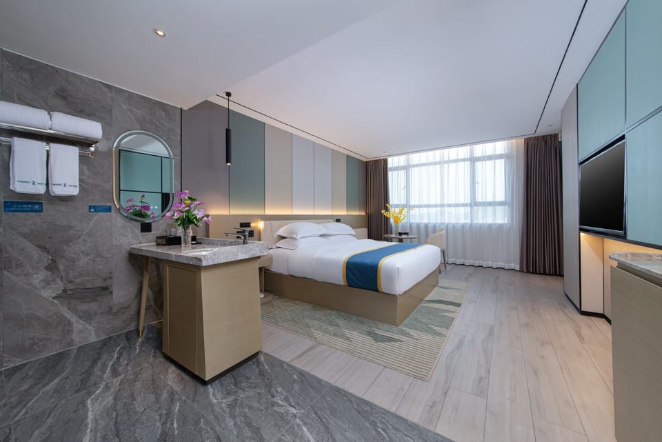 Single Room, 1 Queen Bed | Desk, laptop workspace, WiFi (free), bed sheets