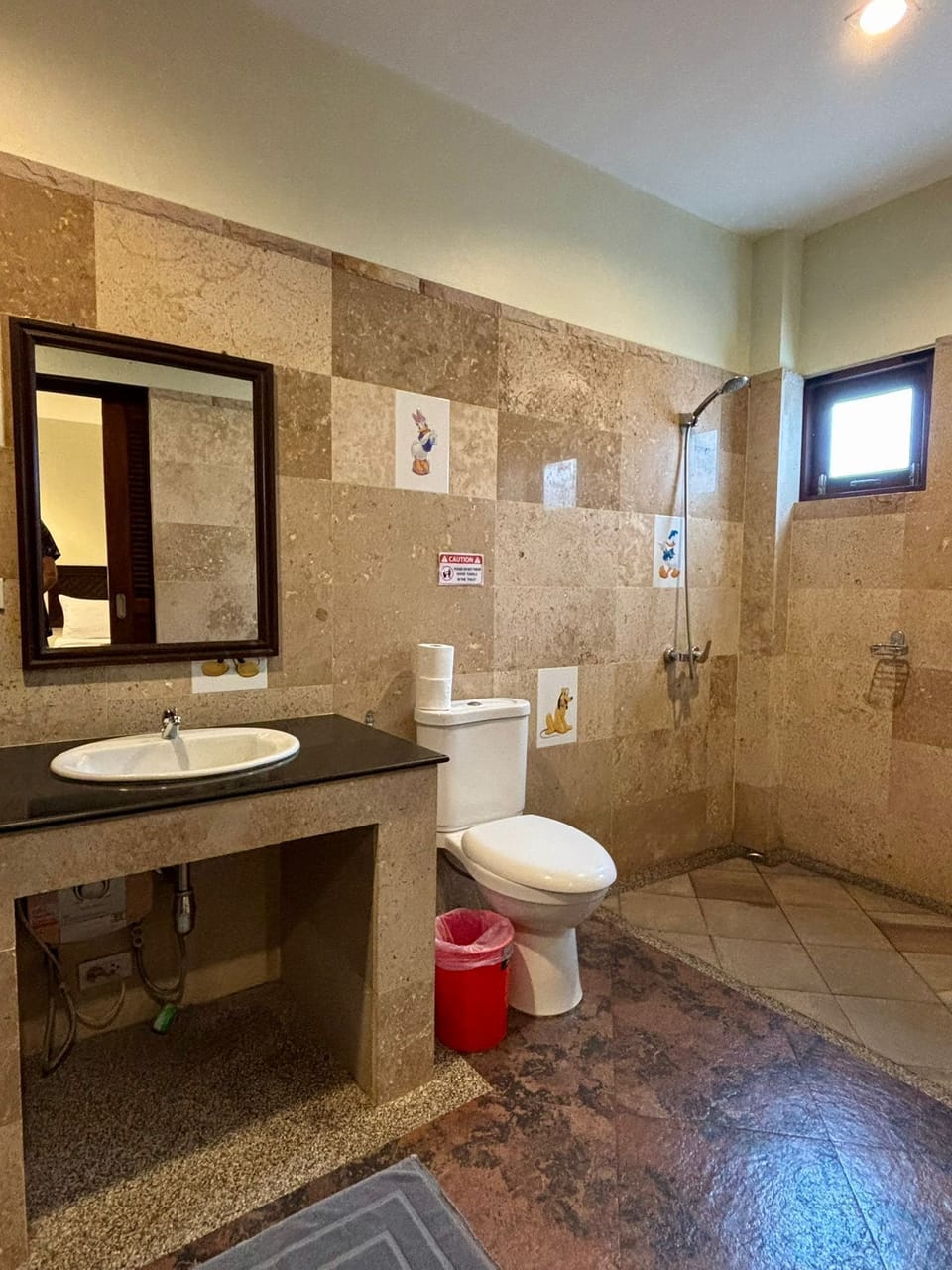 Family Room | Bathroom | Free toiletries, soap, shampoo, toilet paper