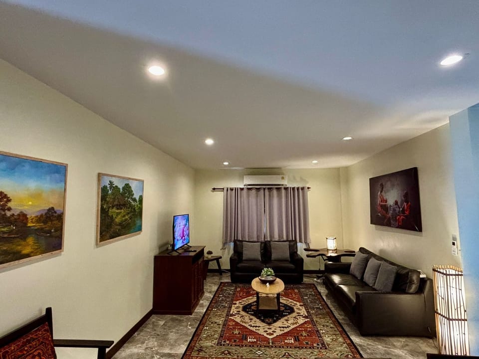 Family Room | Living area | Flat-screen TV