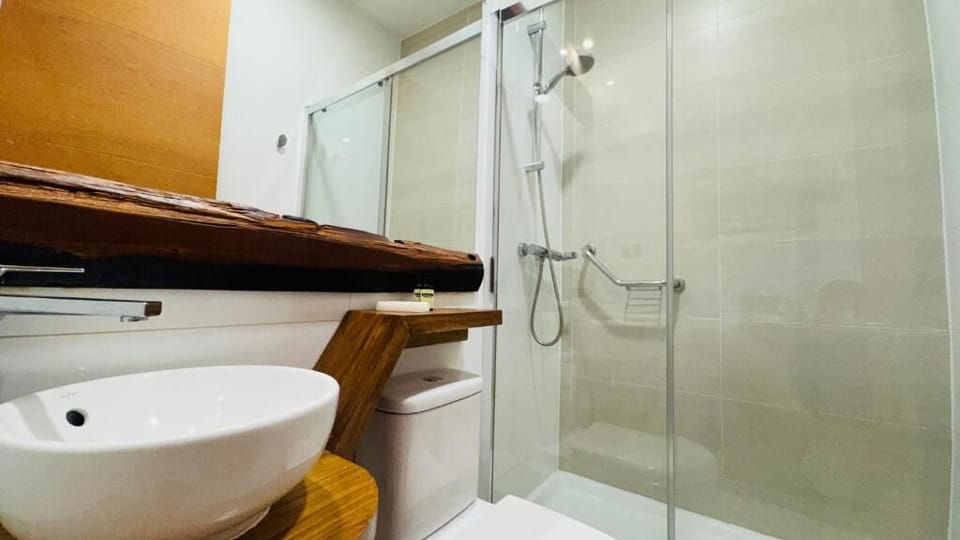 Superior Triple Room, City View | Bathroom | Shower, free toiletries, hair dryer, towels