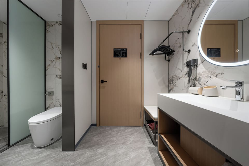 Deluxe Loft | Bathroom | Shower, free toiletries, hair dryer, slippers