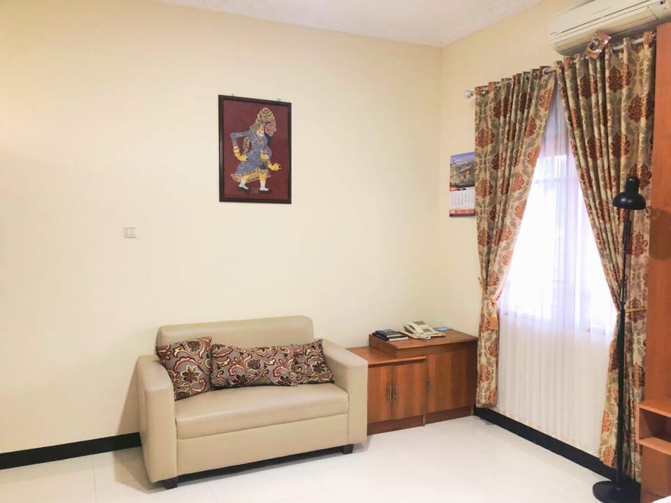 Deluxe Double Room, Patio, Garden View | Living area