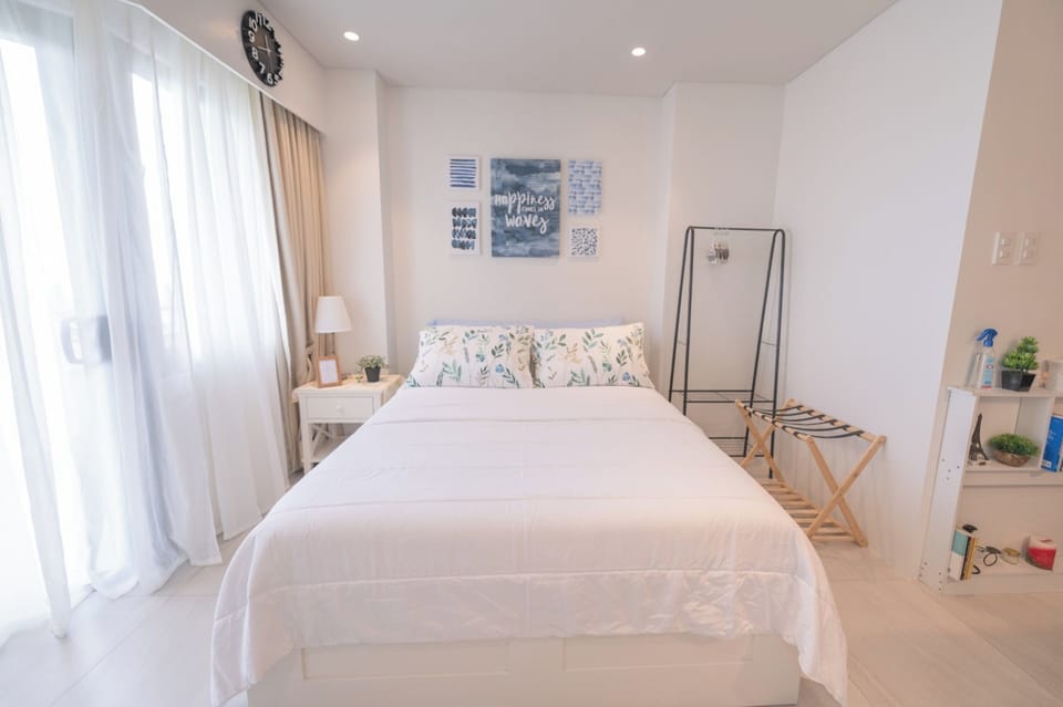 Signature Studio, 1 Queen Bed with Sofa bed, Air conditioning, Beach View | Living area | 45-inch Smart TV with digital channels, books
