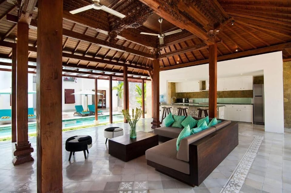 Villa, 4 Bedrooms | Private kitchen | Dining table