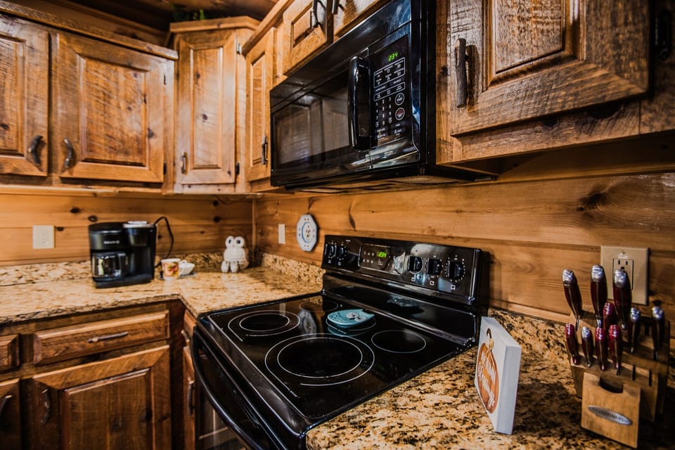 Fully equipped kitchen with a hob and coffee machine