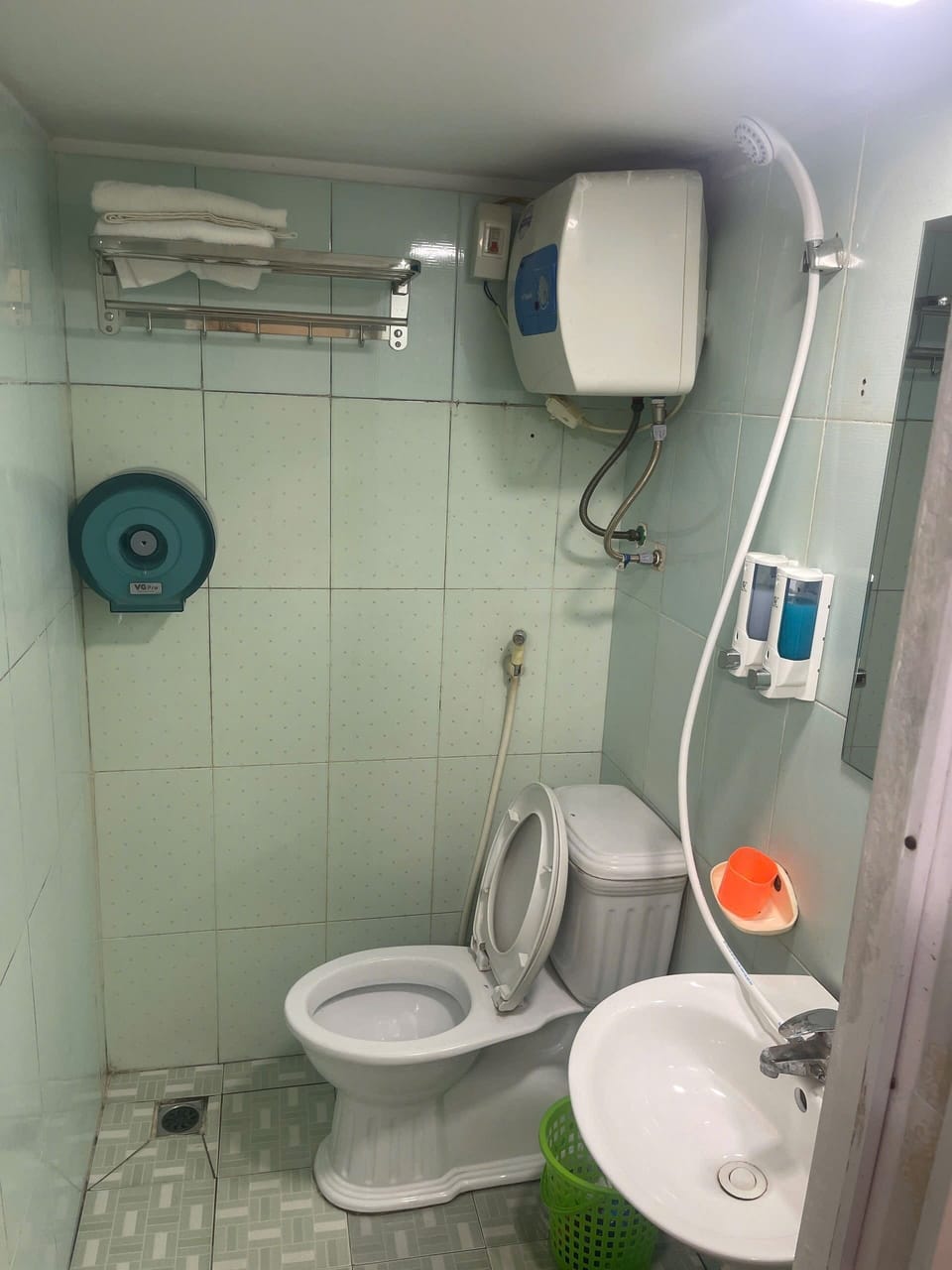 Basic Double Room Single Use | Bathroom | Shower, towels