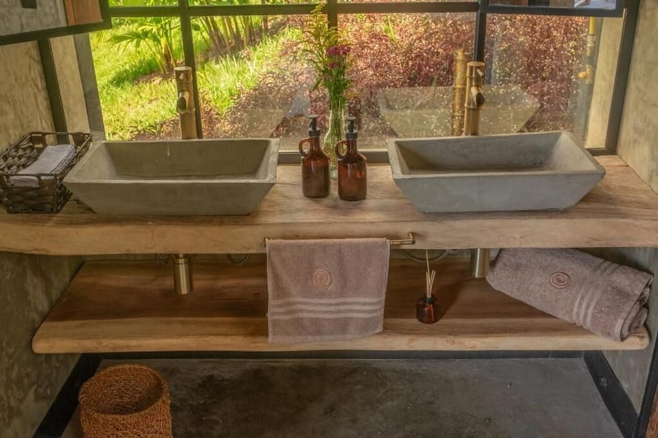 Deluxe Double Room, Mountain View | Bathroom