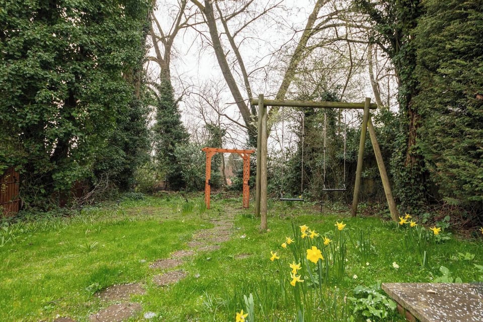 Spacious 4BR Home With Games Room & Free Parking House in Reading
