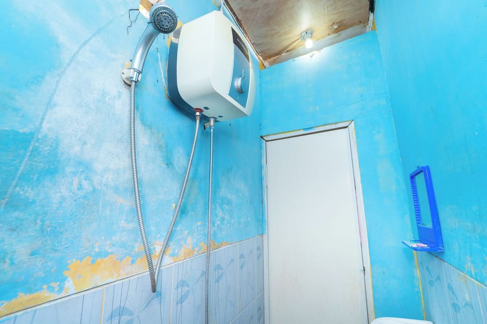Superior Room | Bathroom | Shower, free toiletries, bidet, towels