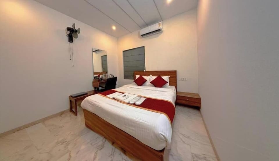 Deluxe Twin Room, Courtyard View | Laptop workspace, WiFi (free)