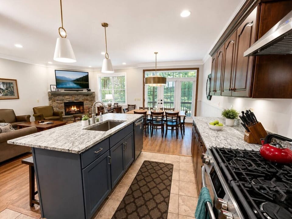 Fully-equipped kitchen with gas stove