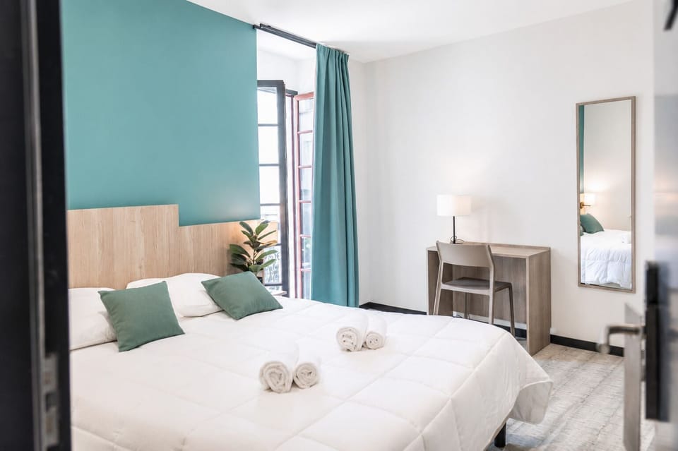 Premium bedding, desk, WiFi (free), bed sheets