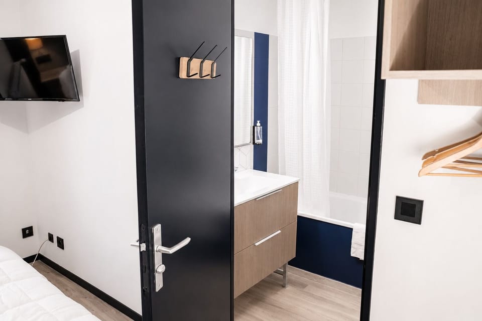 Classic Single Room | Bathroom | Bathtub, towels, soap, shampoo