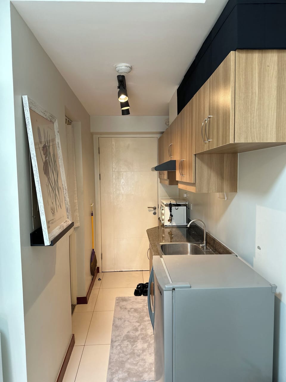 Classic Suite, City View | Private kitchen | Fridge, microwave, cookware/dishes/utensils