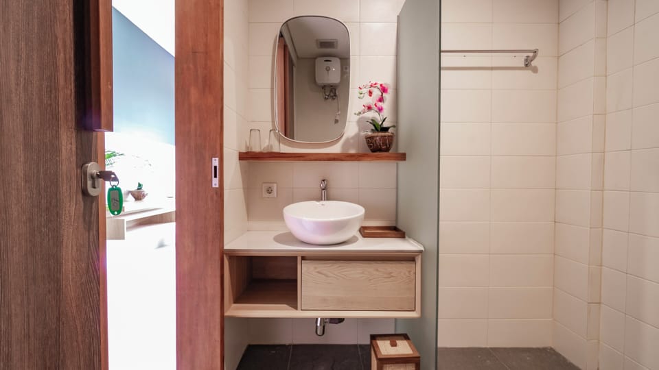 Deluxe Double or Twin Room | Bathroom | Shower, hair dryer, towels, soap