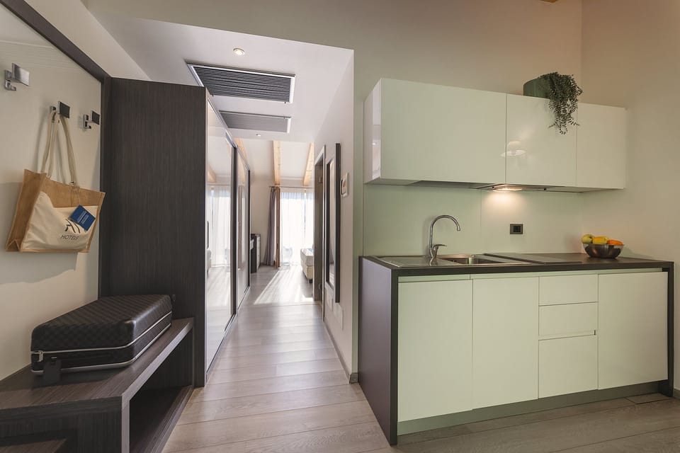 Premium Studio Suite | In-room safe, desk, free WiFi, bed sheets