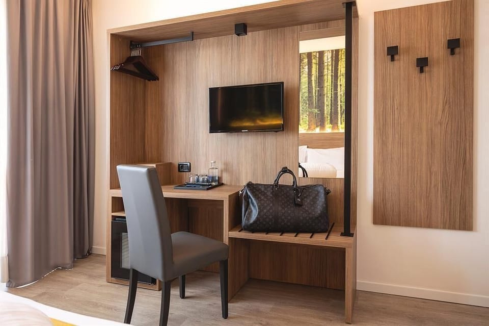 Standard Double Room Single Use | In-room safe, desk, free WiFi, bed sheets