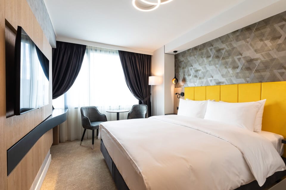 Room, 1 King Bed, Accessible, Non Smoking (Roll-In Shower) | Premium bedding, minibar, desk, soundproofing