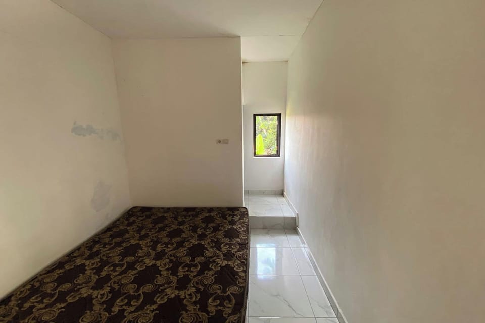 Room B | Desk, WiFi (free)