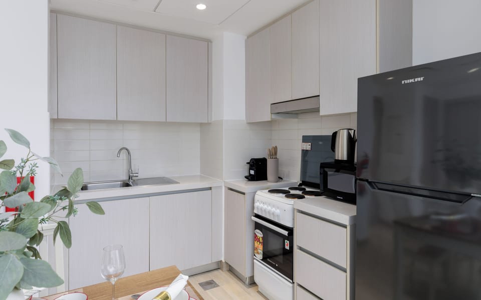 Deluxe Apartment, 1 Queen Bed, Non Smoking | Private kitchen | Coffee/tea maker, electric kettle, dining table
