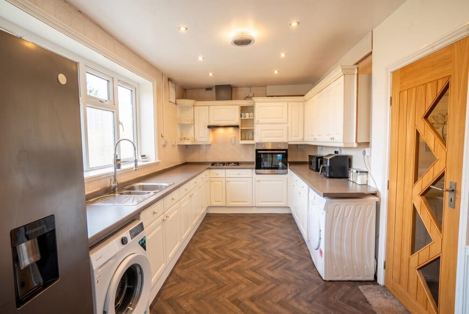 Roomy kitchen with full fridge freezer, washer and everything to self cater