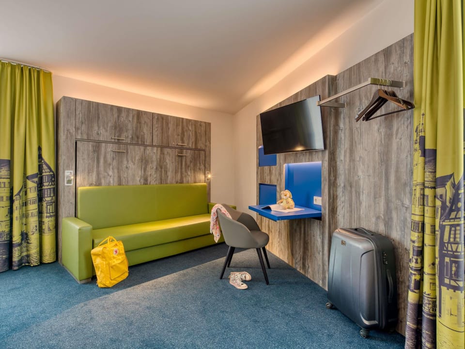 Standard Suite | In-room safe, desk, blackout drapes, soundproofing