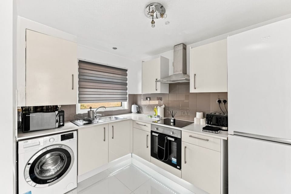Newly fitted kitchen withe everything you need to prepare a home cooked meal.
