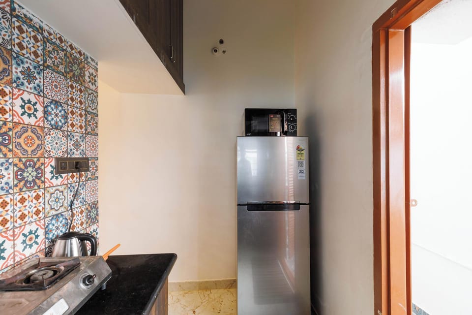 Apartment (1 Bedroom) | Private kitchen | Microwave, cookware/dishes/utensils