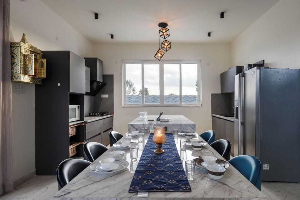 Apartment (1 Bedroom) | Private kitchen | Microwave, cookware/dishes/utensils