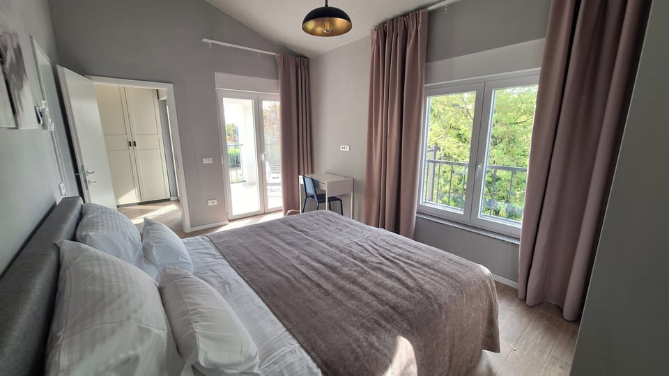 3 bedrooms, iron/ironing board, WiFi (free), bed sheets