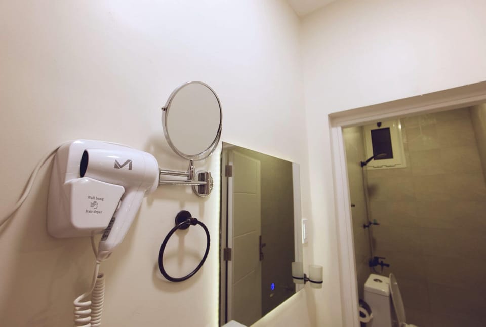 Economy Room | Bathroom | Free toiletries, hair dryer, slippers, towels