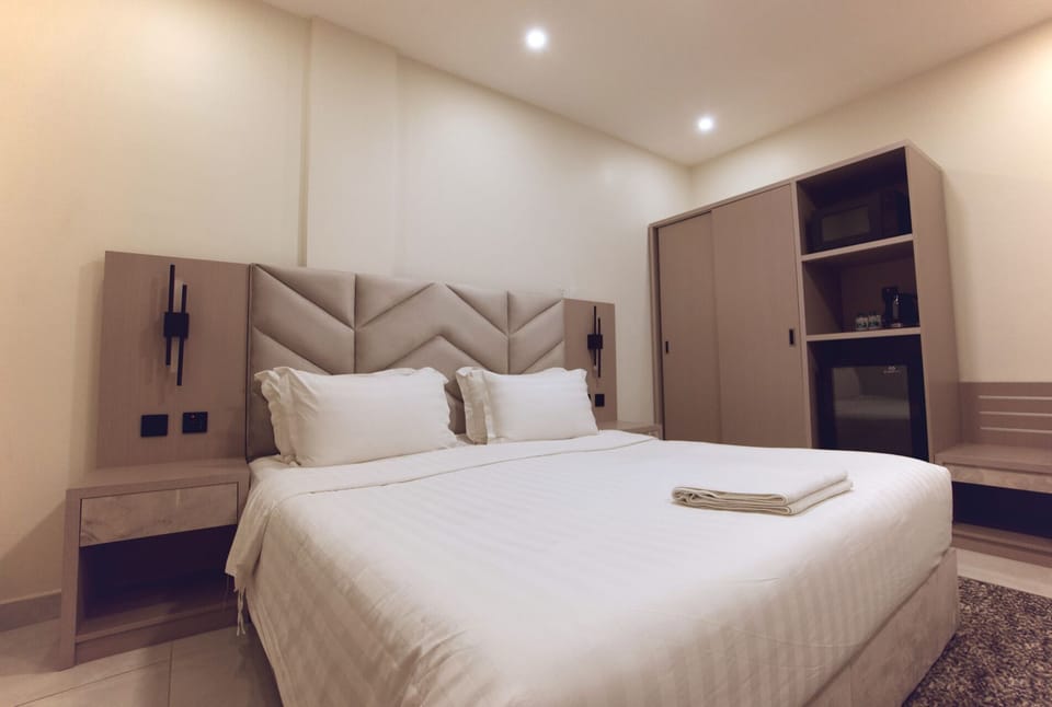 Economy Room | In-room safe, iron/ironing board (on request), WiFi (free)