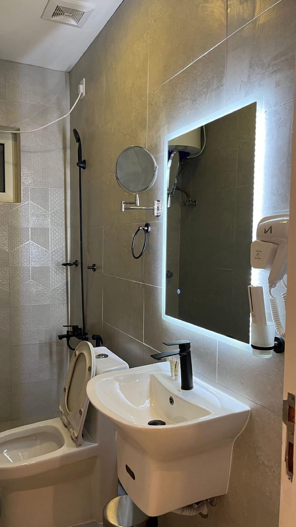 Economy Room | Bathroom | Free toiletries, hair dryer, slippers, towels