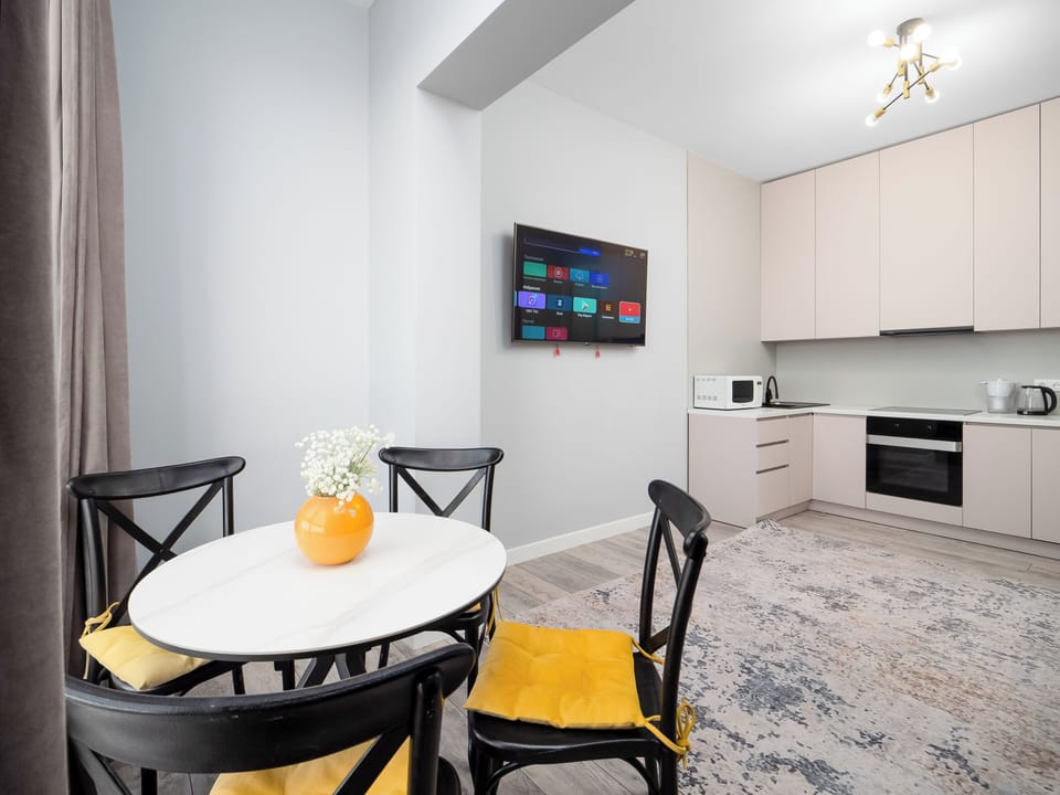 Apartment, Kitchen, Courtyard Area | Dining