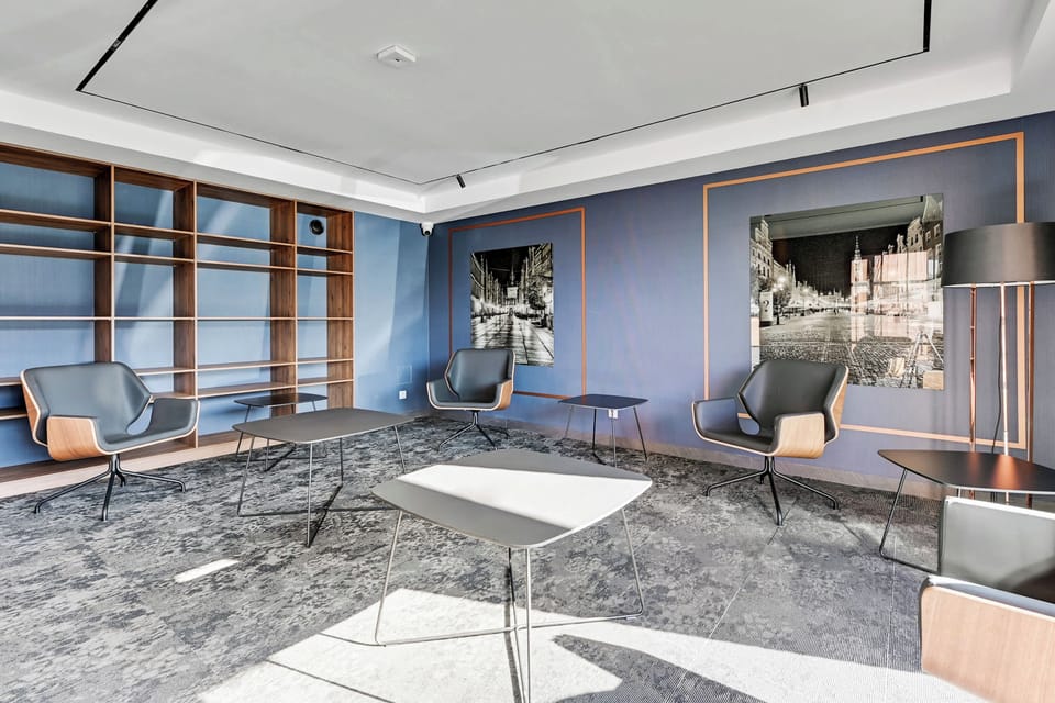 Nowoczesna inwestycja Nadmotławie wyróżnia się elegancką architekturą, zadbanym otoczeniem i stylowo zaprojektowanymi częściami wspólnymi. Kameralne tereny zielone, reprezentacyjne wejście oraz spójna aranżacja budynku tworzą komfortowe otoczenie dla