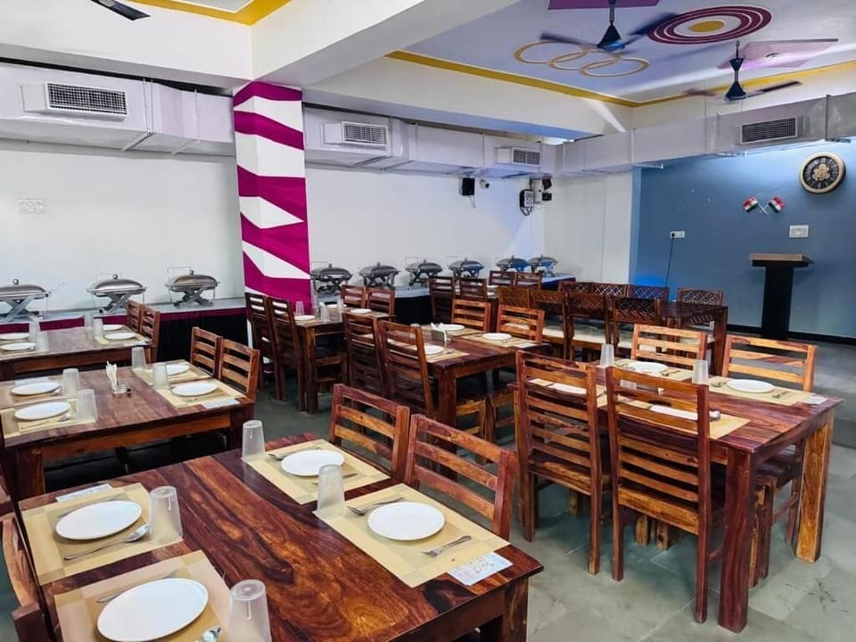 Family Double Room, Balcony, Pool View | Dining