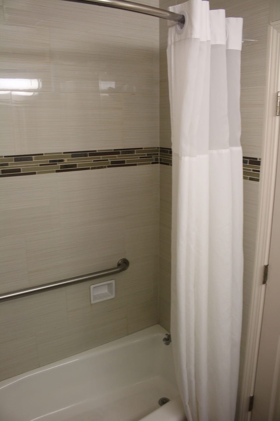 Combined shower/tub, free toiletries, hair dryer, towels