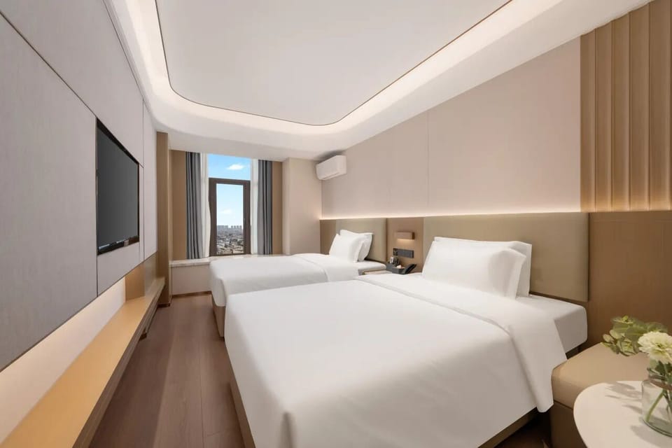 Deluxe Twin Room  | Desk, laptop workspace, blackout drapes, soundproofing