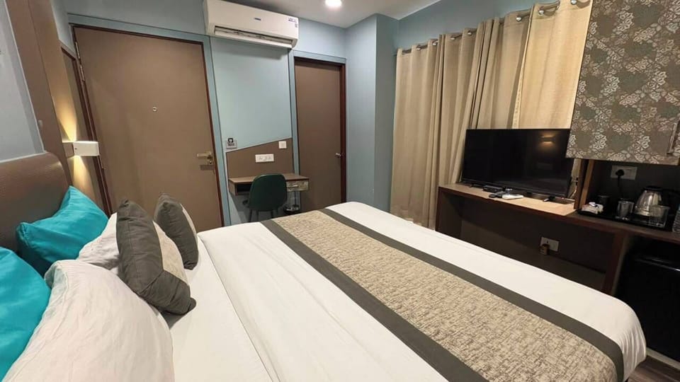 Deluxe Double Room, Balcony, City View | WiFi (free)