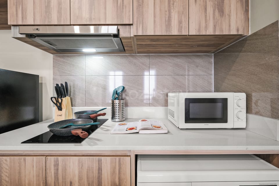 Apartment, 2 Bedrooms, City View | Private kitchen | Full-size fridge, microwave, stovetop, cookware/dishes/utensils