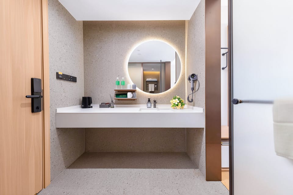 Deluxe Twin City View Room  | Living area | 75-inch TV with cable channels, pay movies, smart speakers