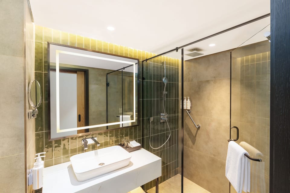 Executive Suite | Bathroom | Shower, rainfall showerhead, free toiletries, hair dryer